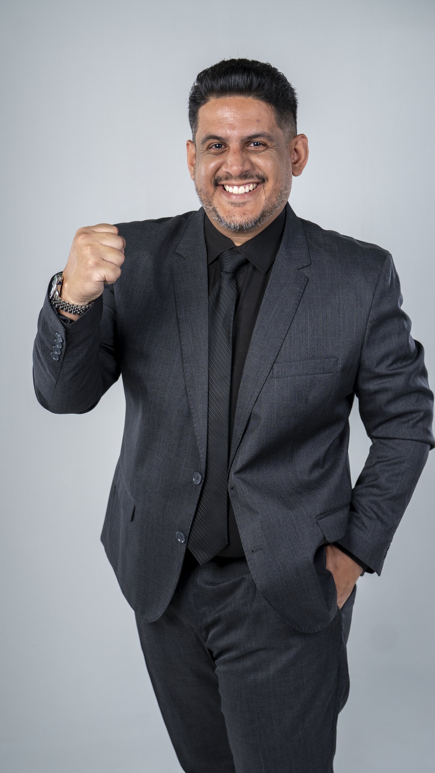 Emanuell Resolve sorrindo em foto institucional